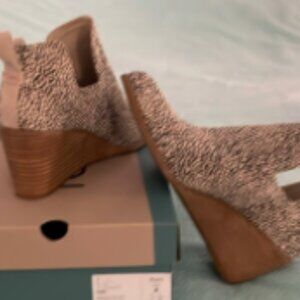 Women’s Toms Kallie Macadamia Mini Cheetah Printed Suede Wedge Booties Sz 8